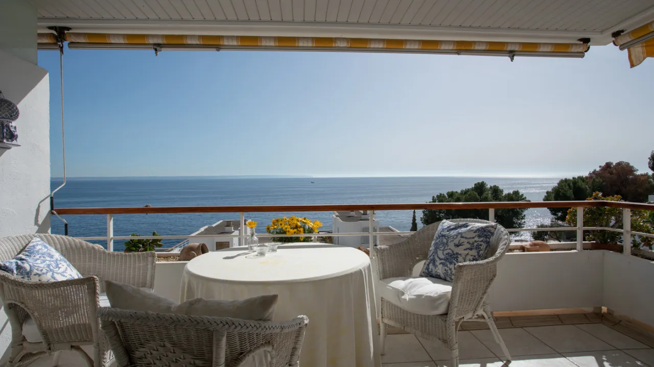 Buying property in Illetas, Mallorca. Apartment in Illetas with sea view from balcony.