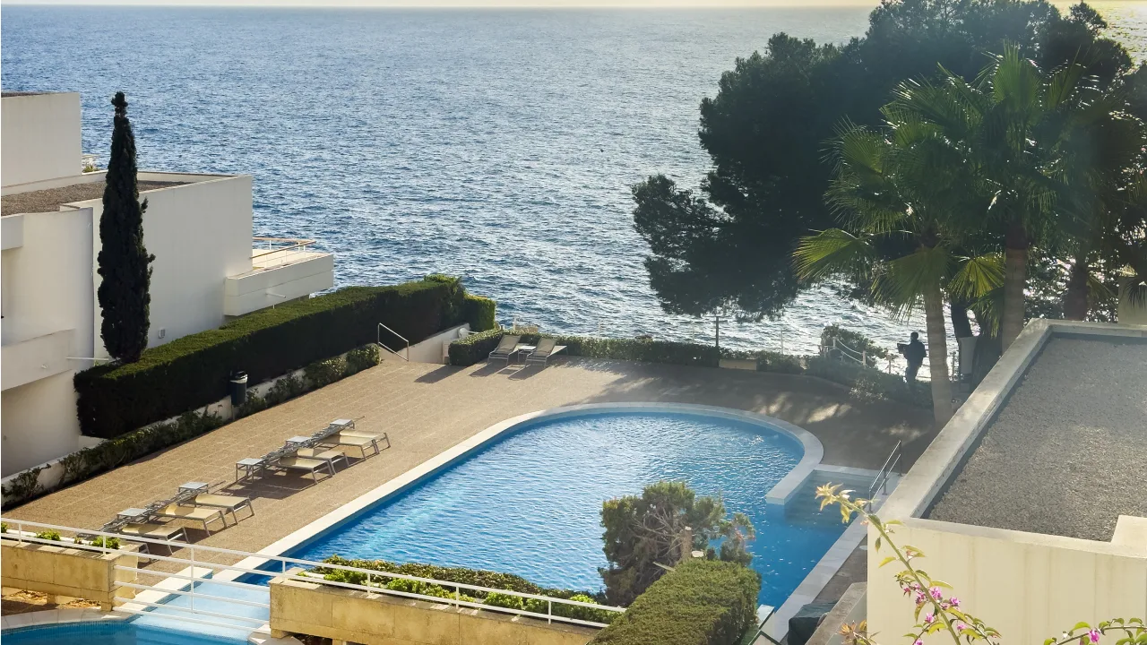 Direct sea access apartment in Illetas