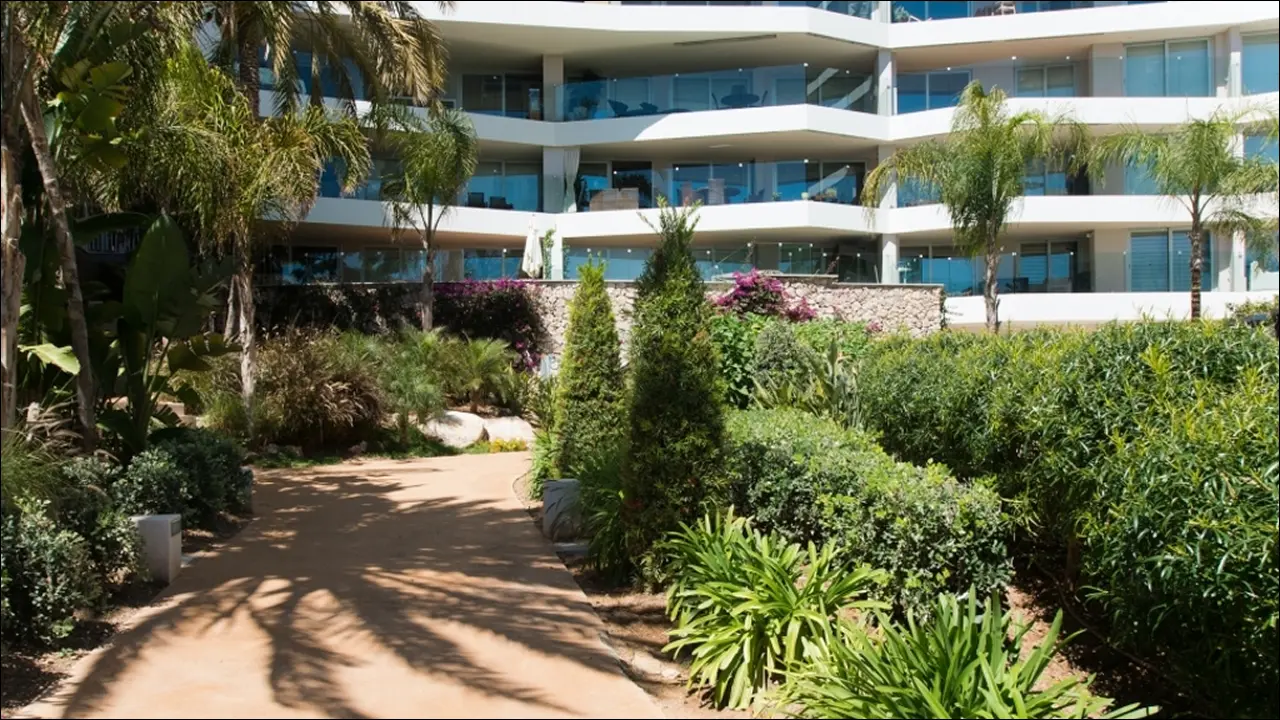Bendinat Mar in San Agustin with modern design, spacious layouts, and beautiful communal gardens.