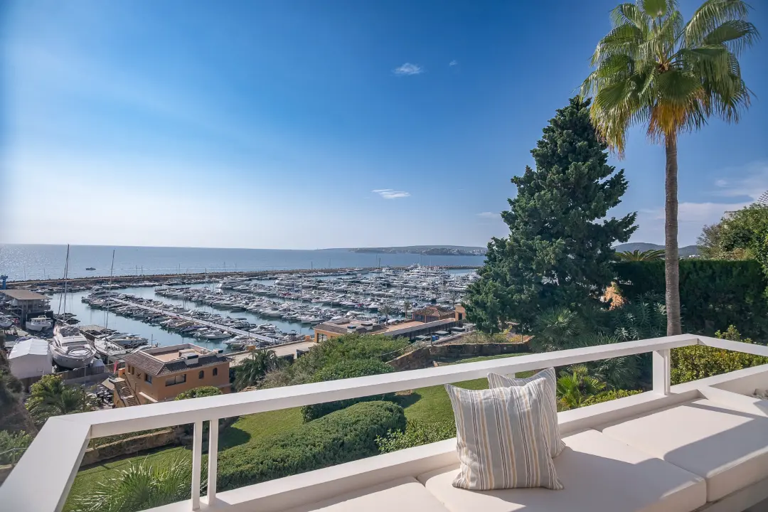 Luxury apartment for sale in Puerto Portals Mallorca with spacious terrace and breathtaking sea and marina views overlooking yachts and the bay.